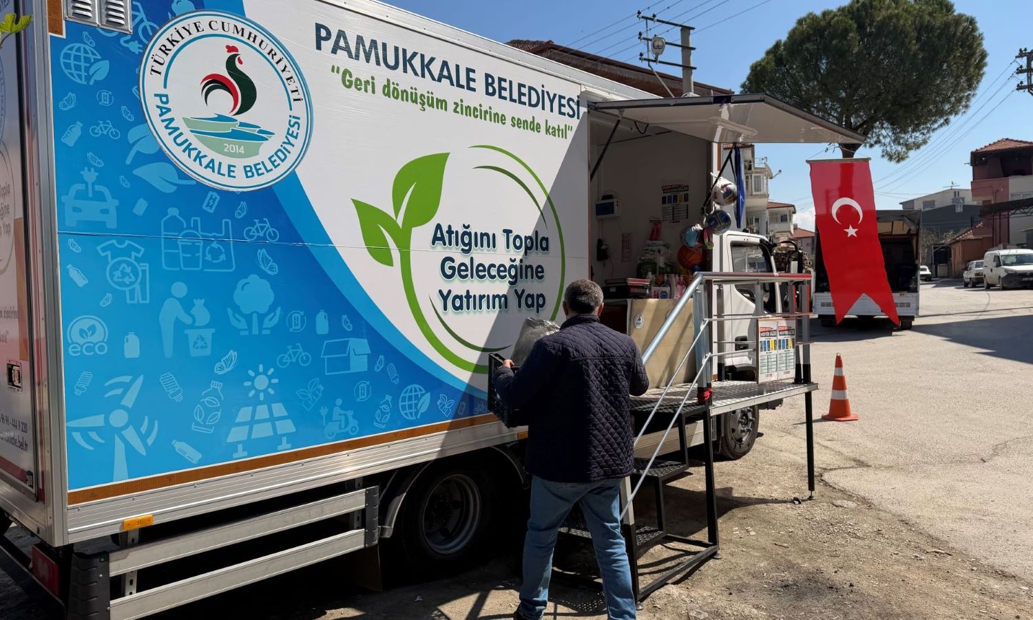 PAMUKKALE BELEDİYESİ MOBİL ATIK TOPLAMA ARACI AKHAN MAHALLESİ’NDEYDİ