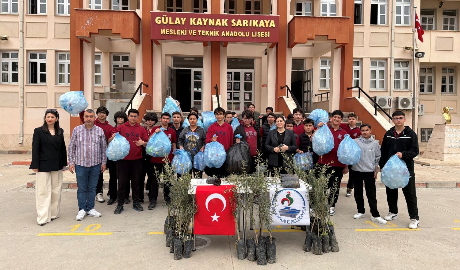 PAMUKKALE BELEDİYESİ’NİN DESTEĞİYLE ATIKLAR GENÇLERİN ELİNDE FİDANA DÖNÜŞTÜ!