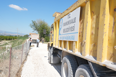 PAMUKKALE BELEDİYESİ'NDEN KOCADERE MAHALLESİ'NE NEFES ALDIRAN ARAZİ YOLU
