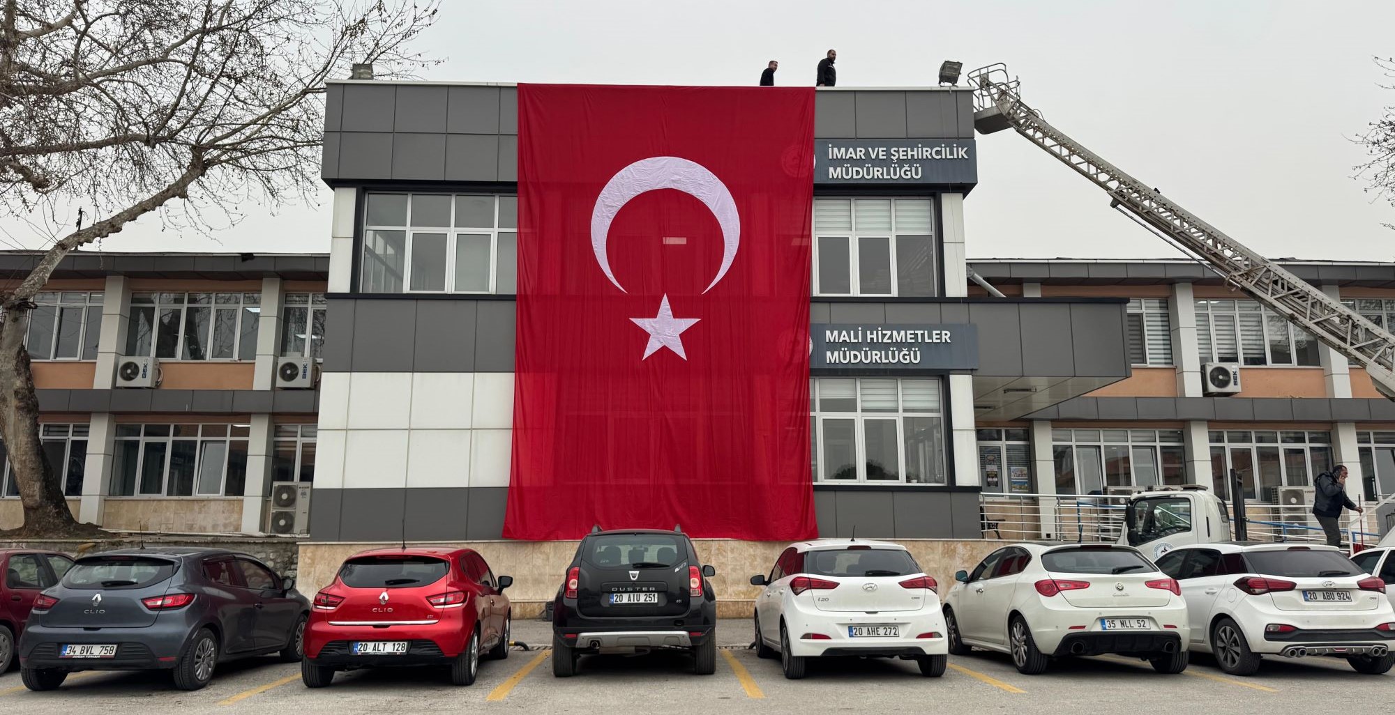 PAMUKKALE BELEDİYESİ’NDEN BAYRAK SALDIRISINA ‘DEV’ TEPKİ