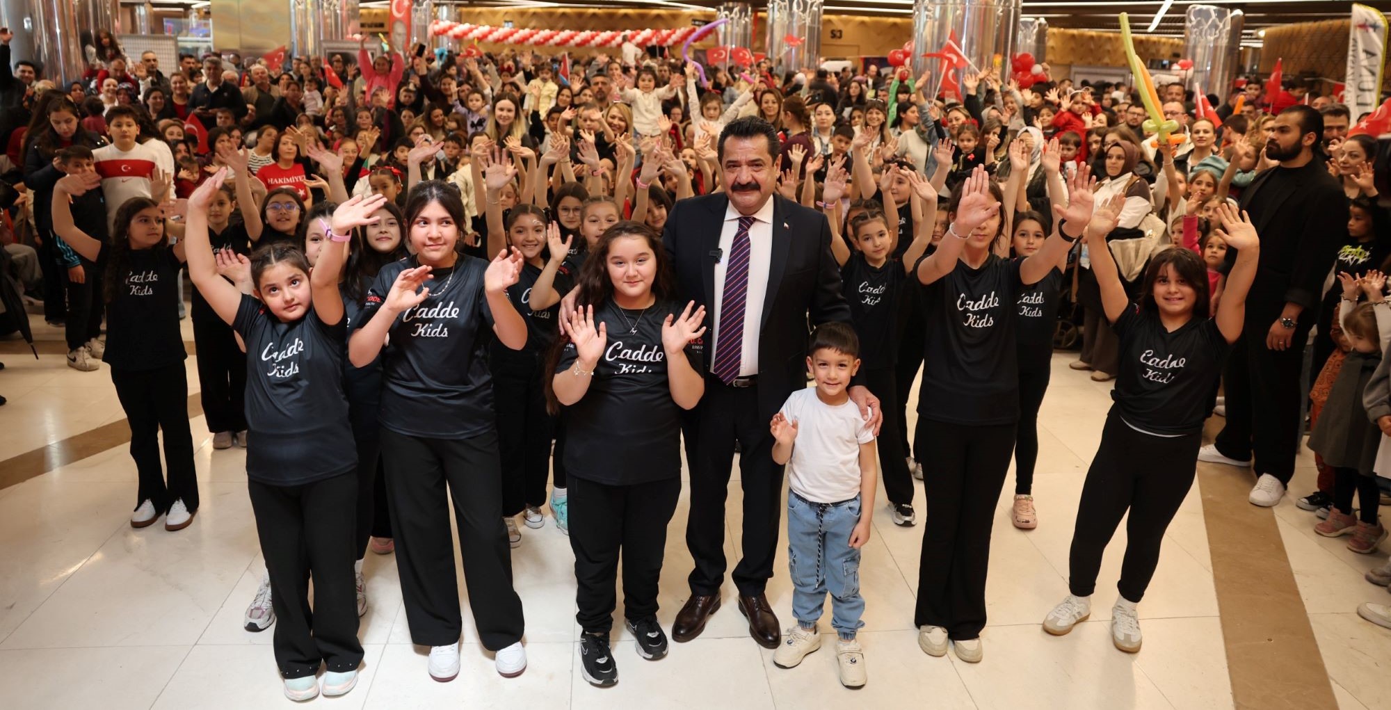 PAMUKKALE’DE 23 NİSAN ŞENLİĞİ KARNAVALA DÖNÜŞTÜ: BİNLERCE ÇOCUK EĞLENCEYE DOYDU